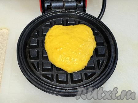 Электровафельницу хорошо разогреть, смазать створки растительным маслом, выложить примерно 1 столовую ложку теста.&nbsp;Закрыть створки вафельницы.