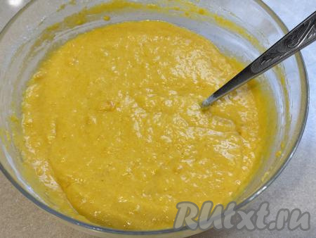 Добавляя муку, учитывайте, что тыквенно-яблочное тесто для вафель должно получиться не густым, по консистенции оно должно напоминать сметану средней густоты.