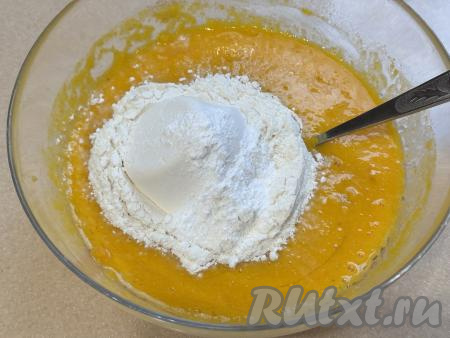 Всыпать в получившуюся массу весь разрыхлитель и 80 грамм муки, перемешать тесто столовой ложкой до однородности. Далее подсыпать оставшуюся муку небольшими порциями, хорошо вмешивая её и контролируя густоту замешиваемого теста для вафель.