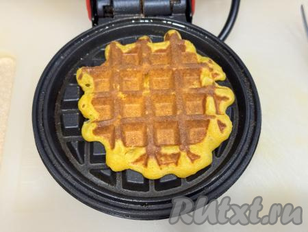 Выпекать вафлю из тыквы и яблок до золотистого цвета. Время выпечки во многом зависит от мощности вашей электровафельницы.