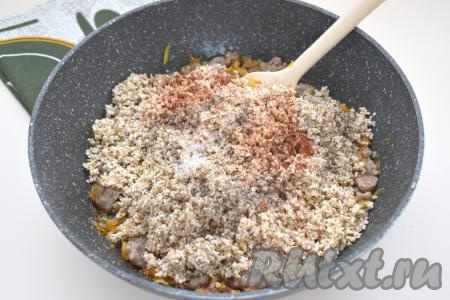 Пока обжаривается фарш, выкладываем ячневую крупу в сито, хорошо промываем под проточной водой, лишней воде даём стечь. После того как фарш с овощами обжарится в течение 7-8 минут, добавляем в сковороду ячневую крупу, солим, приправляем специями (я приправила паприкой и чёрным молотым перцем).