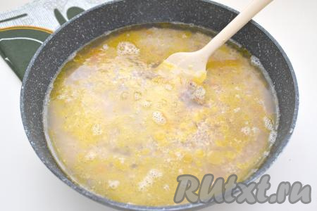 К фаршу с овощами и ячневой крупой вливаем 2,5 стакана воды комнатной температуры (объём стакана 250 миллилитров), доводим до кипения.