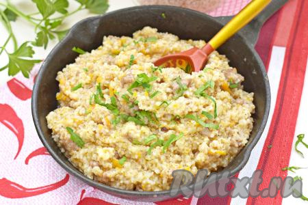 Ячневая каша с фаршем на сковороде