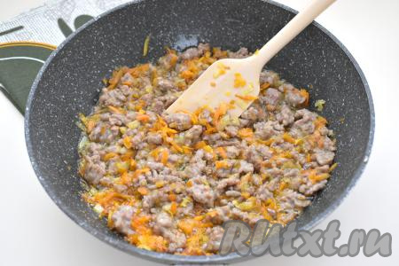 Перемешиваем фарш с луком и морковкой, обжариваем минут 7-8, достаточно часто разбивая лопаткой комочки фарша.