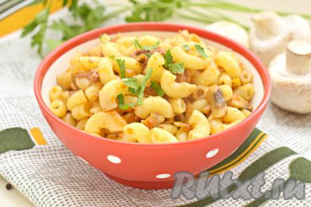 Макароны с тушёнкой и грибами