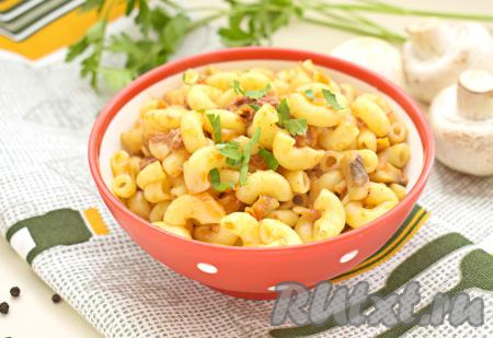 Макароны вместе с тушёнкой и грибами раскладываем по тарелкам и подаём аппетитное, насыщенное, вкусное блюдо к столу, посыпав, по желанию, свежей зеленью.&nbsp;