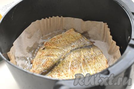 Чашу помещаем в аэрогриль. Включаем аэрогриль на 20 минут, выставив температуру на 200 градусов. Через 10 минут рыбку переворачиваем и продолжаем готовить дальше оставшиеся 10 минут (у меня аэрогриль мощностью 1400 Ватт).