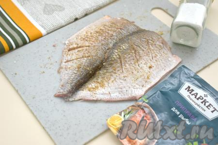 С двух сторон натираем леща солью, чёрным молотым перцем и готовой приправой для рыбы. Оставляем рыбу пропитаться специями на 5 минут.