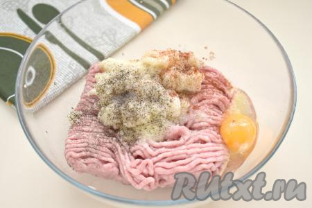 Хлебный мякиш отжимаем от лишней влаги, выкладываем в миску с луком и фаршем, добавляем сырое яйцо, по вкусу солим, приправляем специями (в качестве специй я использовала паприку и чёрный молотый перец).