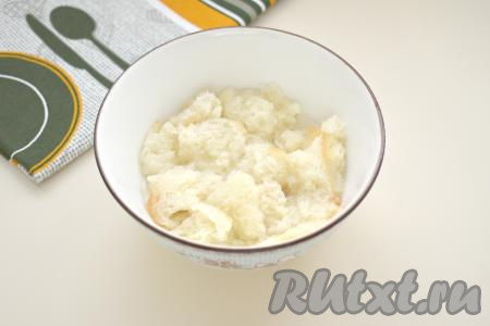 От батона отрезаем корочки. Мякоть батона разламываем на кусочки, помещаем в небольшую миску, заливаем водой и оставляем на 3-4 минуты.