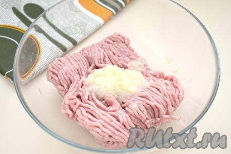 Фарш из индейки перекладываем в миску, добавляем лук, натёртый на крупной тёрке (или пропущенный через мясорубку).