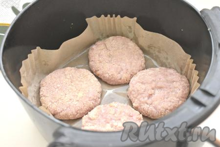 Застилаем чашу аэрогриля пергаментом. Выкладываем котлету в чашу аэрогриля. Аналогично формируем и обваливаем в сухарях (или в муке) столько котлет, сколько одновременно смогут поместиться в аэрогриль. У меня поместились 4 котлеты, поэтому я готовила в два захода.