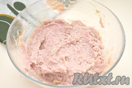 Перемешиваем индюшиный фарш до однородности.
