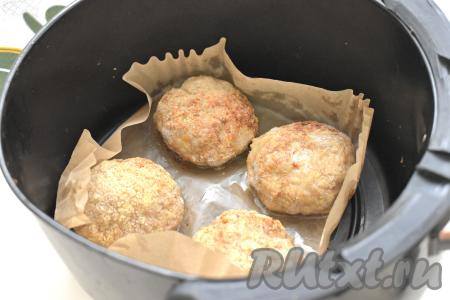 Вставляем чашу с котлетами из фарша индейки в аэрогриль. Включаем аэрогриль на 30 минут, выставив температуру на 180 градусов. Через 15 минут котлеты переворачиваем. Продолжаем готовить дальше оставшиеся 15 минут. Котлеты получаются с приятной корочкой снаружи и нежными внутри.