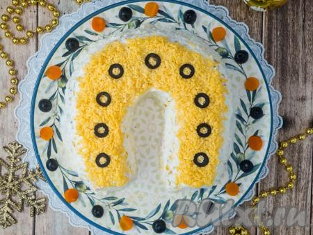 Нежный салат "Подкова на счастье" станет украшением любого праздничного застолья, радуя и приятным внешним видом, и отличным вкусом!