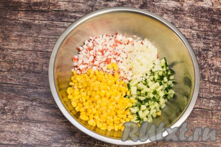 Сюда же добавить консервированную кукурузу без жидкости.