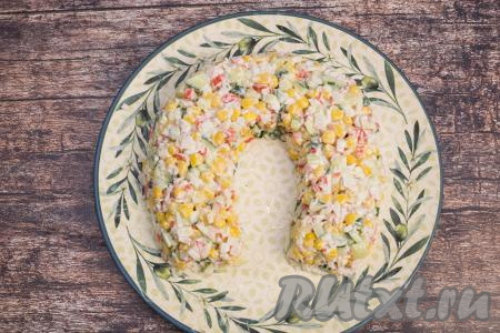 На большую плоскую тарелку выложить салат в виде подковы. Мне очень помогает формировать салат, делая его более ровным, силиконовая лопатка.