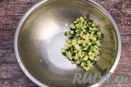 Свежий огурец промыть водой и нарезать на небольшие кубики, переложить в глубокую миску.