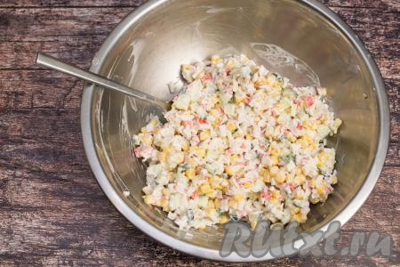 Салат заправить майонезом, перемешать. Подсолить по вкусу.