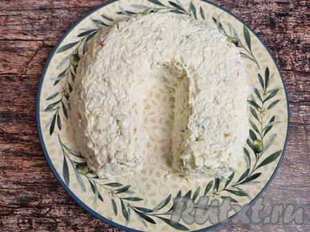 Покрыть сверху всю поверхность подковы натёртыми белками. Затем нанести сверху майонез тонкой сеточкой и "пригладить" всё силиконовой лопаткой. Чтобы майонез выдавливался тонкой полоской, я делаю в майонезной крышке небольшое отверстие, надеваю крышку на упаковку майонеза и выдавливаю майонез через эту небольшую дырочку.