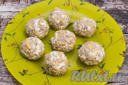 Руками, чуть смоченными водой, сформировать шарики размером чуть больше грецкого ореха (я сформировала 7 штук).