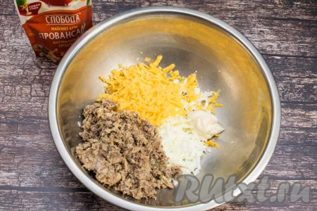 Сюда же выложить майонез.