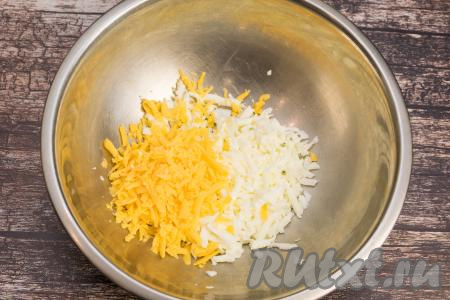 В эту же миску добавить сыр, натёртый на крупной тёрке.