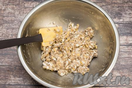 Тщательно перемешать получившуюся массу, если нужно, подсолить (я соль добавлять не стала) и основа для формирования шариков готова.