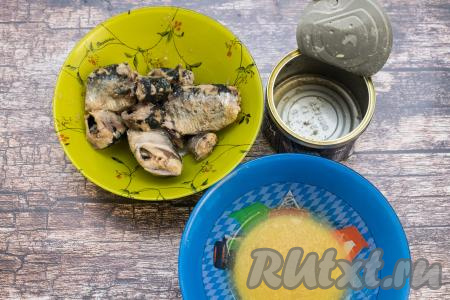 Открыть банку с консервами, рыбу переложить на тарелку, жидкость из банки нам не понадобится.