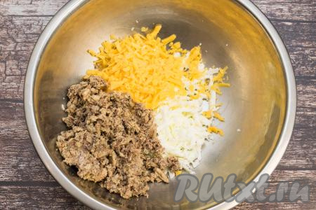 В миску с сыром и яичными белками добавить размятые рыбные консервы.
