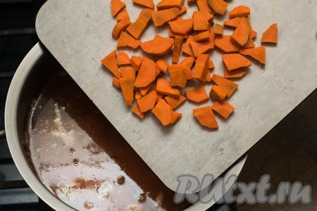 Морковку и картошку очистить, промыть водой. В кастрюлю с процеженным бульоном добавить морковь, нарезанную на полукружочки (или брусочки).