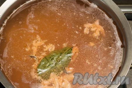 Добавить в кастрюлю лавровый лист, отделённую от костей рыбу и соль по вкусу, довести суп до кипения, уменьшить огонь и варить минут 20-25 (до мягкости моркови и картошки). Готовое блюдо убрать с огня.