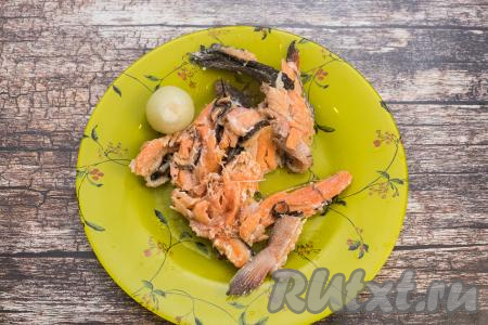 После того как бульон с момента закипания проварится 20 минут, убрать кастрюлю с огня. Рыбу вынуть из бульона дать немного остыть. Лук тоже вынуть, он нам больше не понадобится, он уже отдал бульону свой вкус и аромат.