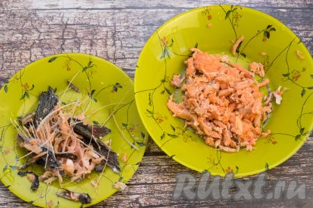 Рыбу тщательно отделить от костей.