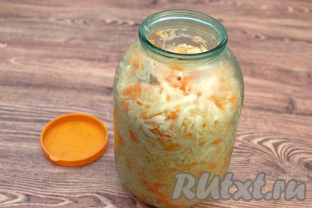 По истечении 3 суток процесс брожения завершится, капуста, квашеная без сахара и воды, будет полностью готова. Но я перед подачей закрываю её крышкой и хотя бы на несколько часов ставлю банку в холодильник, чтобы капуста немного охладилась.