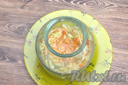 В процессе утрамбовывания рукой капуста будет выделять сок, а значит в дальнейшем она будет лучше кваситься.&nbsp;