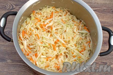 Хорошо перемешать капусту с морковкой.