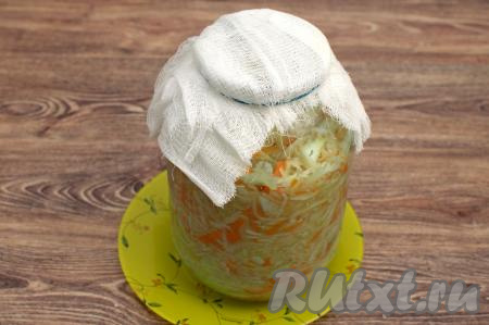 Оставить капусту кваситься при комнатной температуре на 3 суток.  Банку я накрываю стерильной марлей и сверху надеваю резинку, но это необязательно, можно просто прикрыть крышкой, так чтобы был выход воздуха. По прошествии первых суток (может чуть раньше, многое зависит и от самой капусты, и от температуры воздуха в помещении) капуста начнёт бродить, с этого момента нужно деревянной палочкой 3-4 раза в сутки прокалывать капусту до дна банки в нескольких местах. Если не прокалывать капусту несколько раз в течение суток, газы, образующиеся в процессе брожения капусты, не будут выходит из банки, поэтому готовая квашеная капуста может получиться горькой.