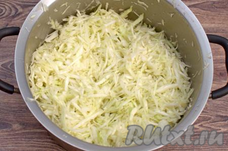 В процессе перемешивания я хорошо мну капусту руками, чтобы она стала более сочной и мягкой.