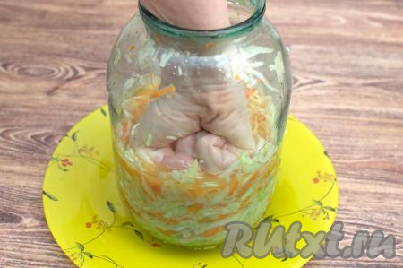 Взять чистую сухую 2-х-литровую банку. Начать частями выкладывать в банку капусту, с усилием утрамбовывая её.