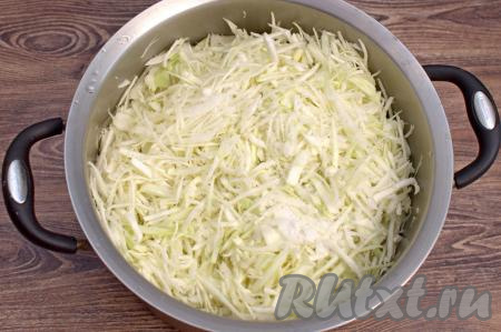 К нарезанной капусте добавить соль, тщательно перемешать руками, равномерно распределяя соль. 