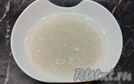 Рис для плова промыть несколько раз холодной водой, затем лишней воде дать стечь. Айву тщательно вымыть, нарезать на достаточно крупные дольки, удаляя семенную коробку с косточками. Головку чеснока, не очищая и не разделяя на зубчики, вымыть, удаляя только загрязнённую шелуху, если она есть.