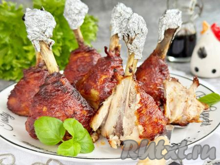 Чупа-чупсы из куриных ножек вынуть из чаши аэрогриля и подать в горячем виде к столу. Мясо получается нежным, сочным, а золотистая корочка - аппетитной. Очень вкусно, попробуйте!