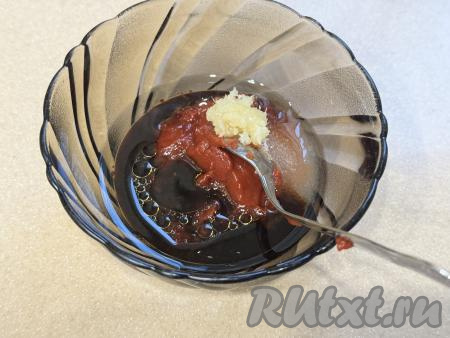 Пока ножки запекаются в аэрогриле, приготовим соус. Для этого в миске нужно соединить растительное масло, соевый соус, томатную пасту, сахар и пропущенный через пресс чеснок,&nbsp;хорошо перемешать и соус для смазывания&nbsp;чупа-чупсов из куриных ножек готов.