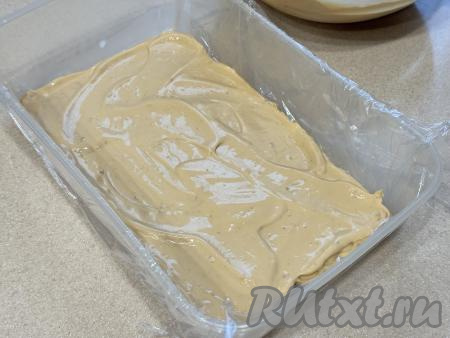 Слой печенья "Юбилейное" равномерно смазать частью крема из варёной сгущёнки и сметаны.&nbsp;