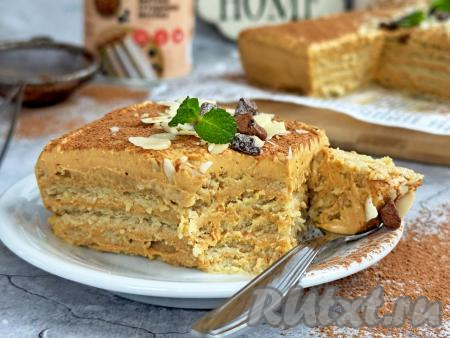 Мягкий, нежный торт, приготовленный из печенья "Юбилейное" со сгущёнкой и сметаной, нарезать на части и подать к столу. Уверена, этот простой десерт без выпечки многим придётся по вкусу.