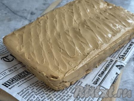 На следующий день торт станет хорошо пропитанным. Я, вынув его из формы, выложила на доску и нарезала. Можно нарезать прямо в форме.