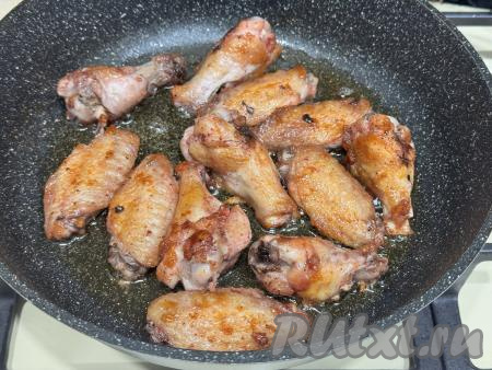 Обжарить крылья на среднем огне до золотистого цвета с двух сторон (мне на обжаривание крылышек потребовались 20 минут).&nbsp;