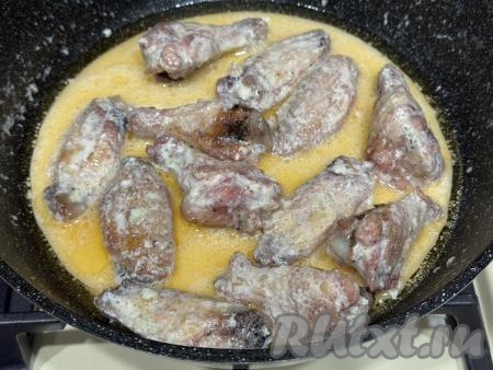 Довести сливки до кипения, сразу уменьшить огонь до минимума. Накрыть сковороду крышкой и тушить куриные крылышки в сливочном соусе 10 минут. В процессе томления крылья нужно будет 1-2 раза перевернуть, чтобы они равномерно пропитались сливками.&nbsp;