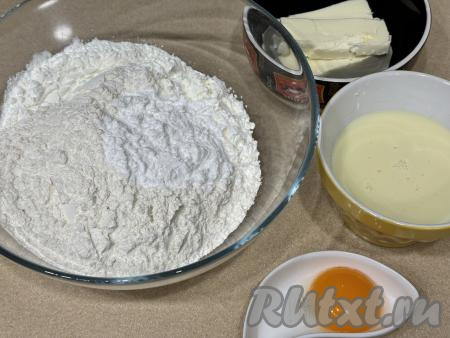 Заранее достать из холодильника сливочное масло, чтобы оно успело согреться и стать мягким.&nbsp;В глубокой миске соединить крахмал, 100 грамм муки и сахар. Крахмал можно взять как кукурузный, так и картофельный.